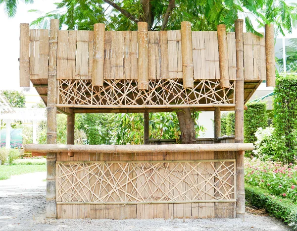 Бамбуковая будка в парке . — стоковое фото