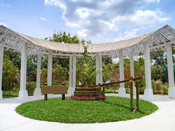 Claustro en el parque  . — Foto de Stock