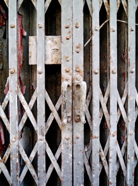 Eski ızgara kapı .