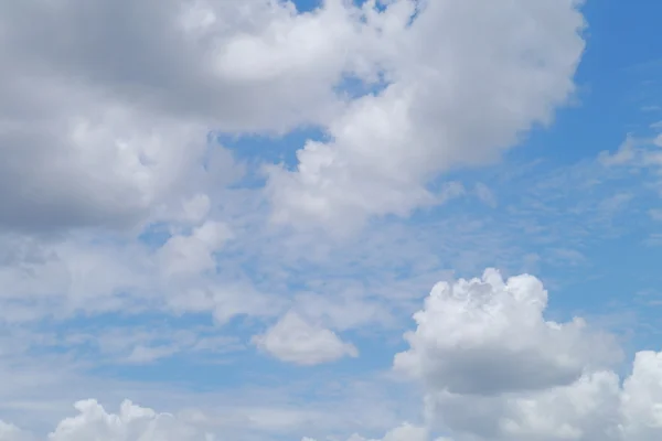 Pilvinen taivas — kuvapankkivalokuva