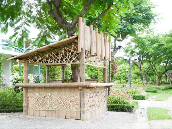Cabina de bambú en el parque . — Foto de Stock
