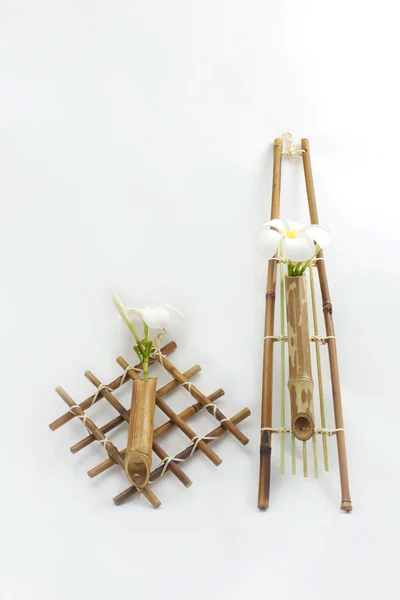 bambu sepet çiçek asılı.