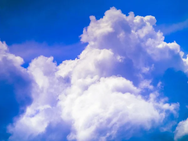 Nuvem e céu azul. — Fotografia de Stock