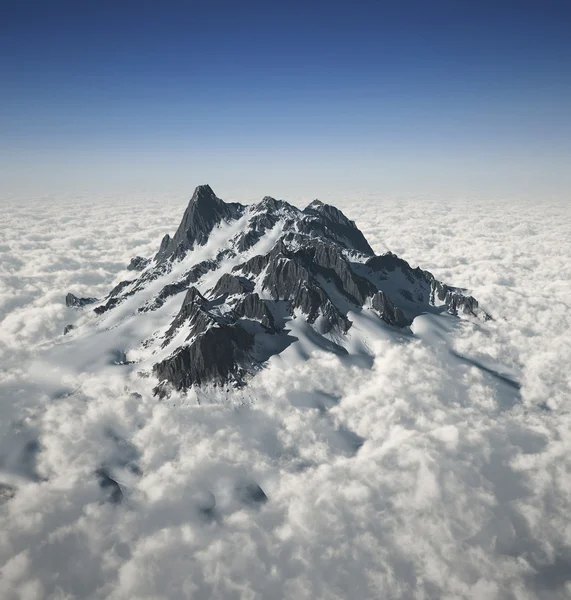 Pico de montaña sobre las nubes —  Fotos de Stock