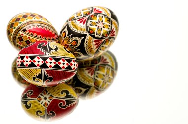 Üç el boyalı Paskalya yumurtaları