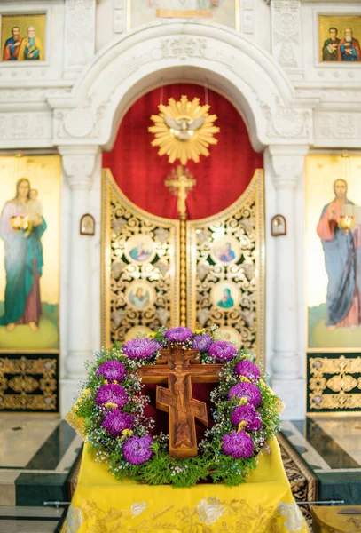 Settimana Della Crocifissione Una Croce Decorata Con Fiori Trova Leggio — Foto Stock