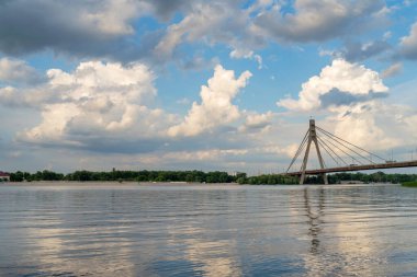 Kyiv manzarası: Dinyeper nehrindeki köprü ve bulutların yansıması (Dnipro)