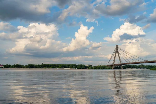 Paesaggio Kiev Riflessione Del Ponte Delle Nuvole Nel Fiume Dnieper — Foto Stock
