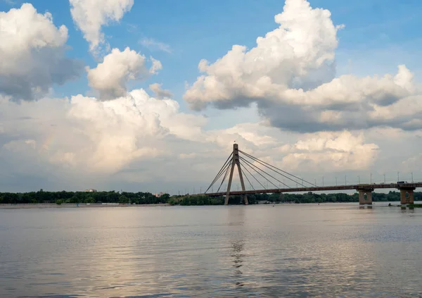 Paesaggio Kiev Riflessione Del Ponte Delle Nuvole Nel Fiume Dnieper — Foto Stock