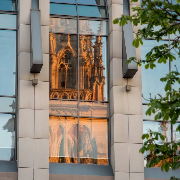 罗马天主教在商业中心玻璃中的反映 — 图库照片
