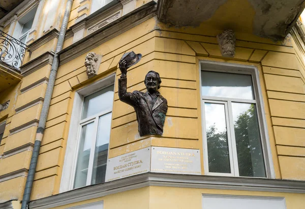 記念銘板 キエフのマリア ザンコヴェツカ通りの有名なウクライナの劇場や映画俳優ボグダン ストフカの胸像 — ストック写真
