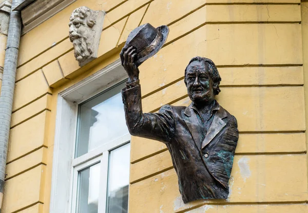 記念銘板 有名なウクライナの劇場や映画俳優ボグダン ストフカの胸像 — ストック写真