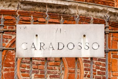 İtalya, Milano 'daki Via Caradoso caddesi.