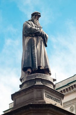 Leonardo da Vinci 'nin heykeli Milano' nun merkezinde, İtalya