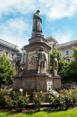 Leonardo da Vinci 'nin heykeli Milano' nun merkezinde, İtalya