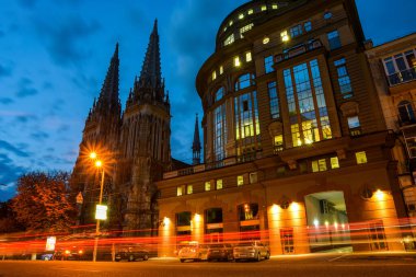 Gece Kyiv: Merkez caddedeki Katolik kilisesi ve binası