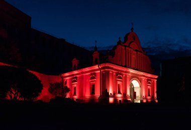 Kiev 'li Sophia' nın ulusal koruma alanındaki Zaborovskyi kapısı. Kırmızı cephe ve mavi gökyüzü