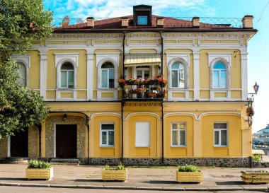 Kyiv 'deki Podil' de sarı, eski, iki katlı bir bina.