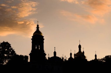 Kiev-Pechersk Lavra kiliselerinin siluetleri akşam gökyüzünün arka planına karşı