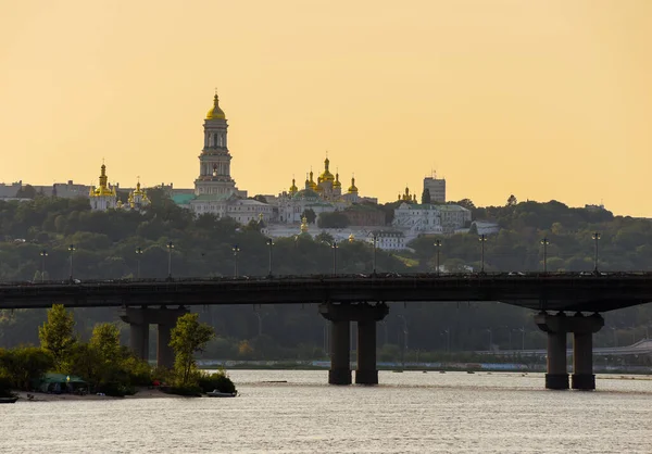 Akşam gökyüzünün arka planına karşı Kiev-Pechersk Lavra genel manzarası. Ukrayna 'nın ana mabedi