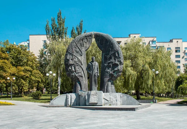 乌克兰记者Georgy Gongadze纪念碑和乌克兰已故记者纪念碑 — 图库照片