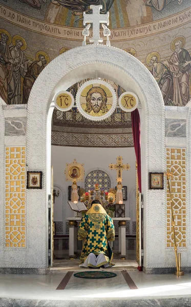 Sacerdote Reza Por Paz Frente Altar Una Iglesia Ortodoxa — Foto de Stock