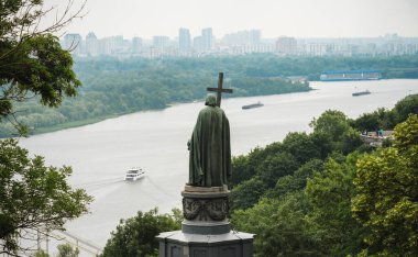 Volodymyr 's Hill' den Kyiv 'in huzurlu sakin yaz manzarası