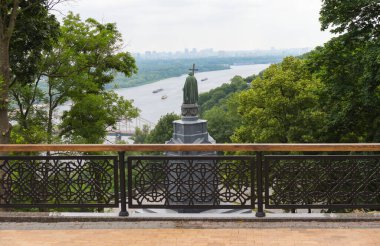 Volodymyr 's Hill' den Kyiv 'in huzurlu sakin yaz manzarası