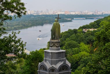 Volodymyr 's Hill' den Kyiv 'in huzurlu sakin yaz manzarası
