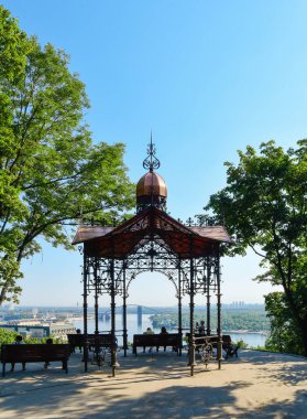 Kyiv 'deki Volodymyrska Tepesi parkında antik metal Kokorev Gazebo