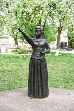 Kiev 'deki kiraz bahçesindeki ünlü şair Lesya Ukrayna anıtı.