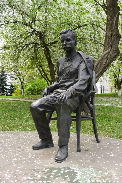 Ukraynalı şair Ivan Franko 'nun Kyiv' deki anıtı