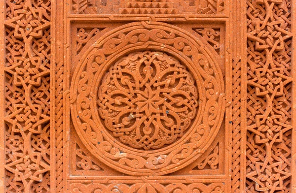 Khachkar 'ın üzerine güzel bir oyma oyulmuş haçlı geleneksel Ermeni çeliği.