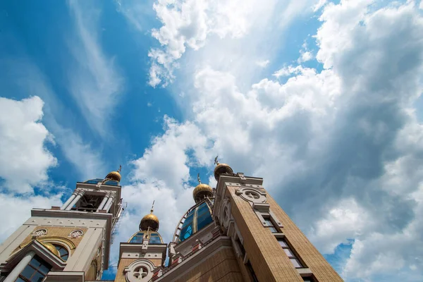 Cupole Cima Della Chiesa Moderna Sotto Cielo Nuvoloso Soleggiato — Foto Stock