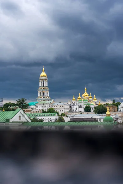 Kiev Pechersk Lavra Sob Céu Escuro Tempestuoso — Fotografia de Stock