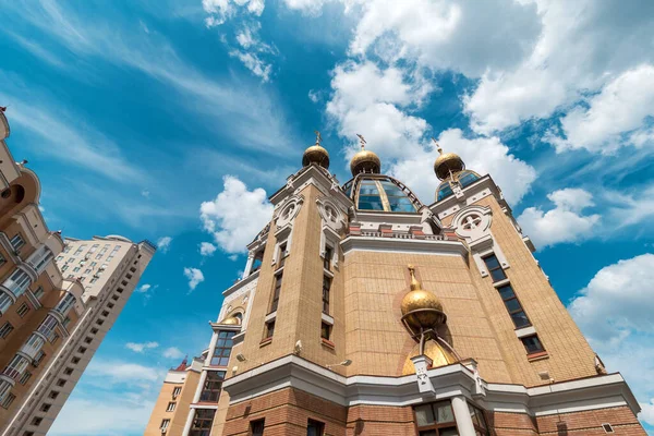 Cúpulas Topo Igreja Moderna Sob Céu Nublado Ensolarado — Fotografia de Stock