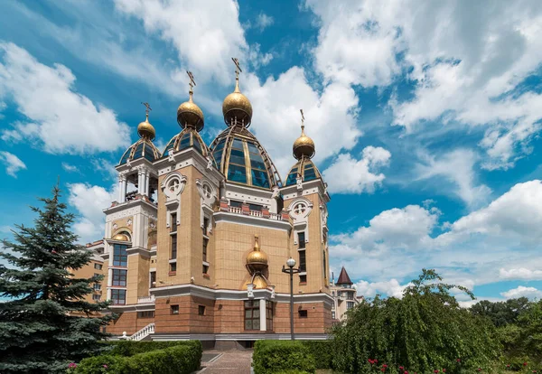 Bela Igreja Ortodoxa Moderna Abaixo Céu Nublado Kiev — Fotografia de Stock
