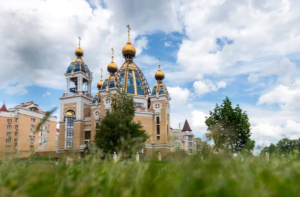 Bela Igreja Ortodoxa Moderna Abaixo Céu Nublado Kiev — Fotografia de Stock