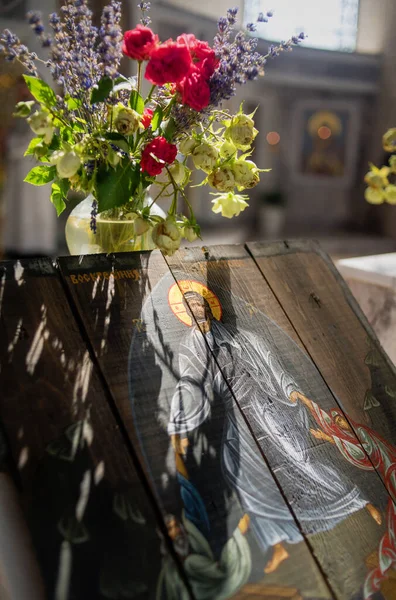 基督复活的圣像和教堂花瓶里一束美丽的花朵 — 图库照片