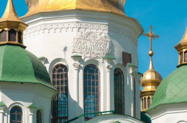 Kyiv 'deki Aziz Sophia Katedrali' nin merkez kubbesinin pencereleriyle bir araya gelin.