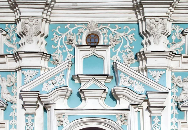 Kyiv 'deki St. Sophia Katedrali' nin çan kulesinin ön cephesinde barok kaplama.