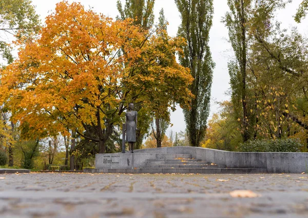 秋のキエフ バビ年のTatiana Markusへの記念碑 — ストック写真