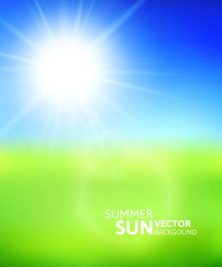 bulanık yeşil alan ve mavi gökyüzü ile yaz güneşi