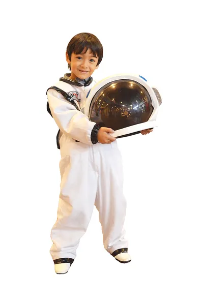 küçük çocuk bir astronot gibi davranarak