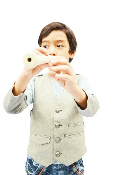 Liten pojke spelar flöjt — Stockfoto