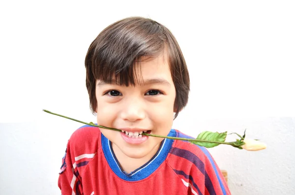 Pequeño niño sonriendo con flor — Foto de Stock