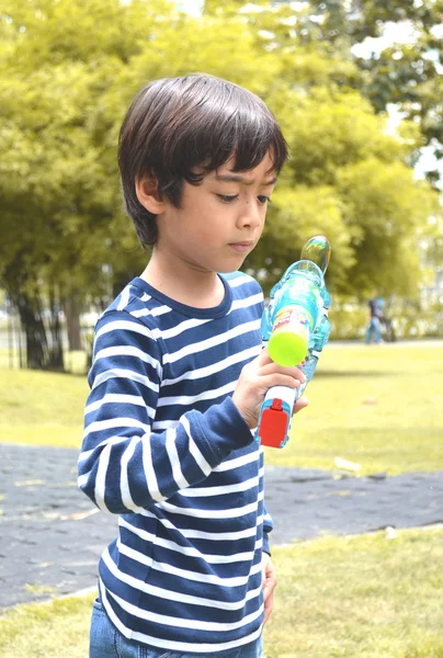 Liten pojke tittar på bubblan — Stockfoto