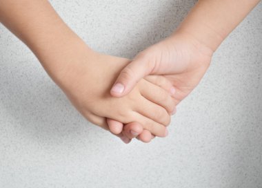 Çocuk bir arada tutan eller