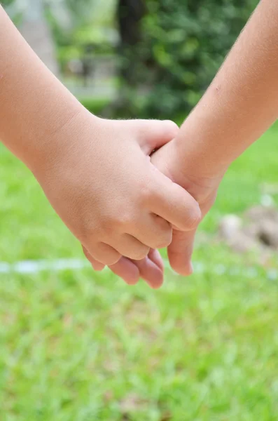 Kleine Geschwisterhände halten — Stockfoto