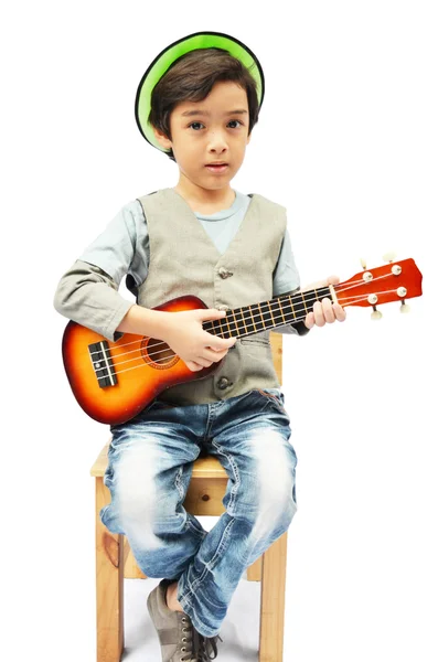 Kleine jongen te doen alsof een muzikant met ukulele — Stockfoto